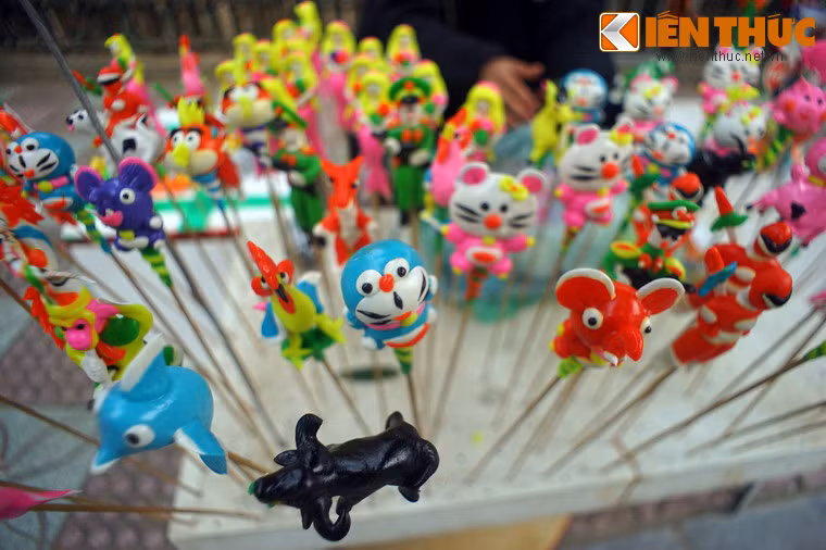  Tò he là tên gọi của một món đồ chơi dân gian làm từ bột gạo rất độc đáo, gắn với ngày Tết Trung thu của trẻ em vùng đồng bằng Bắc Bộ.