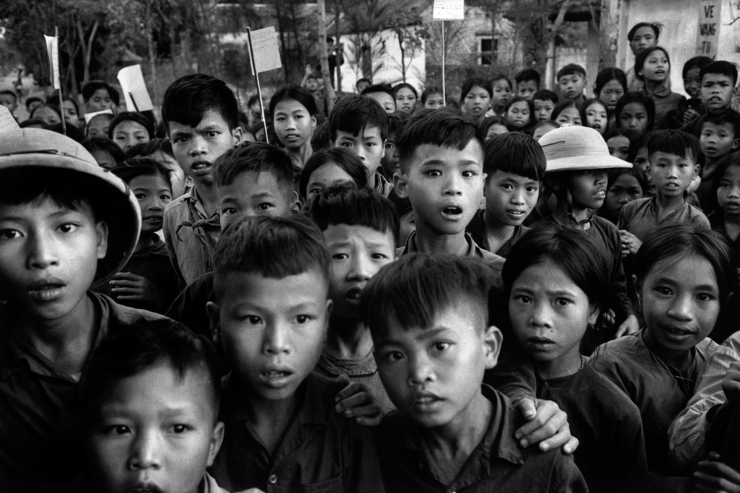 Trẻ em ở một ngôi làng nhỏ ven biển tò mò ngắm nhìn "ông Tây" cầm máy ảnh. Ảnh: Marc Riboud/ Magnum.