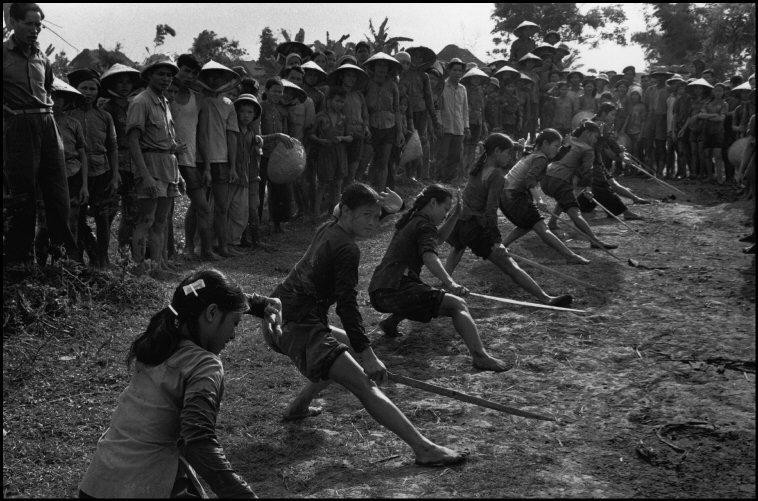 Các nữ dân quân Thanh Hóa luyện tập chiến đấu. Ảnh: Marc Riboud / Magnum.