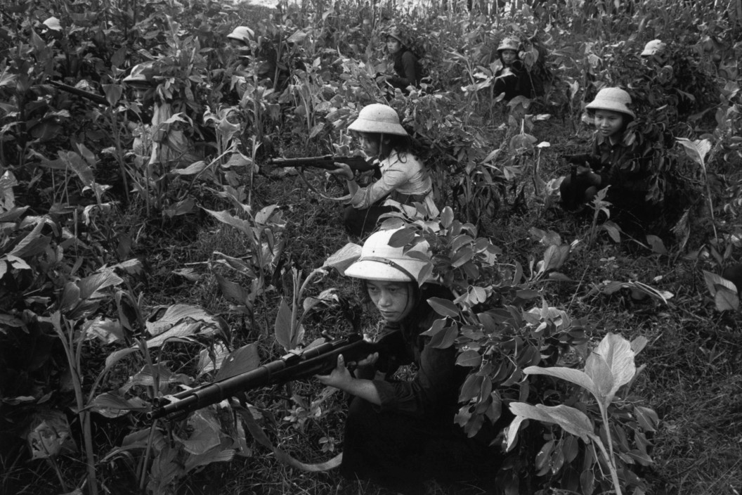 Nữ dân quân Thanh Hóa luyện tập với súng trường CKC. Ảnh: Marc Riboud/ Magnum.