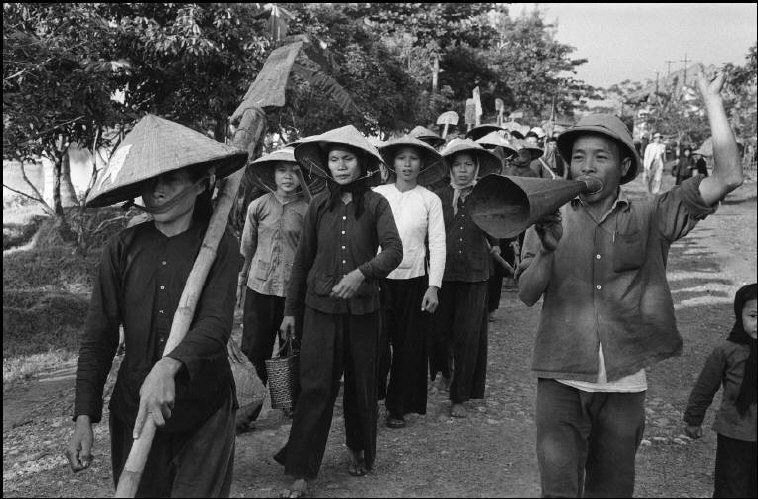 Những người nông dân đi sửa một con đường bị không quân Mỹ đánh phá. Ảnh: Marc Riboud/ Magnum.
