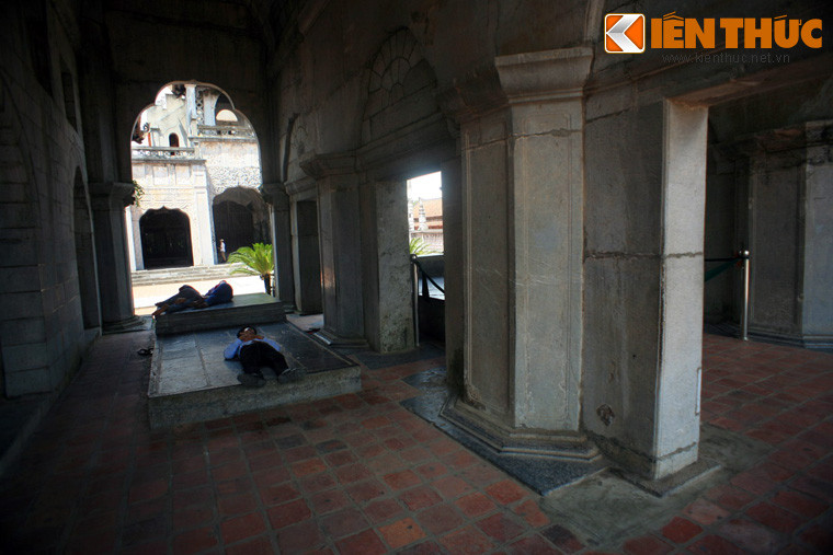 Nhà thờ lớn, phương đình và một nhà thờ nhỏ được xây dựng rất kỳ công bằng đá phiến.