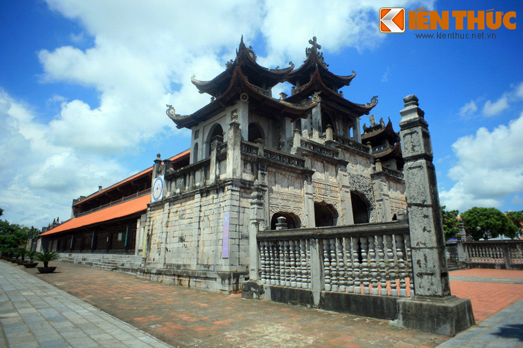 Kiến trúc độc đáo của nhà thờ này hình thành từ ý tưởng của linh mục Trần Lục (1825-1899).