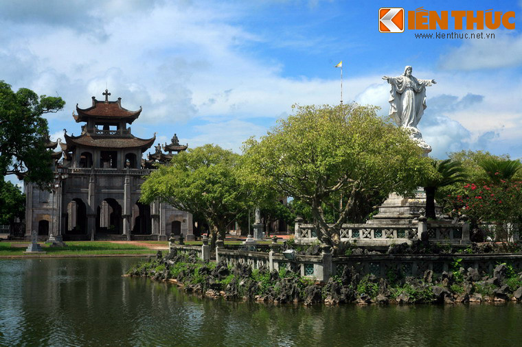 Huyện Kim Sơn là quê nhà của Chủ tịch nước Trần Đại Quang. Địa phương này được cả nước biết đến qua hình ảnh nhà thờ đá Phát Diệm, một công trình kiến trúc hoành tráng với sự kết hợp hài hòa giữa phong cách phương Đông và phương Tây.