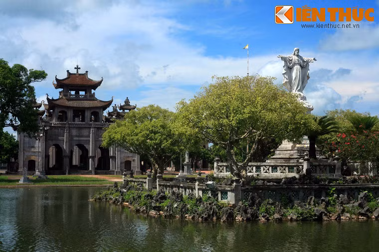 Huyện Kim Sơn là quê nhà của Chủ tịch nước Trần Đại Quang. Địa phương này được cả nước biết đến qua hình ảnh nhà thờ đá Phát Diệm, một công trình kiến trúc hoành tráng với sự kết hợp hài hòa giữa phong cách phương Đông và phương Tây.