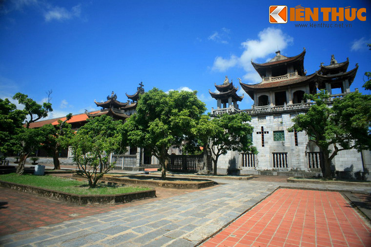 Toàn bộ vật tư phải khai thác từ những địa phương xa xôi. Có những súc gỗ dài đến 11m, nặng 7 tấn, những phiến đá nặng đến 20 tấn đã được vận chuyển về từ khoáng cách trên dưới 100 km.