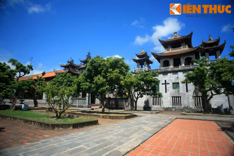 Toàn bộ vật tư phải khai thác từ những địa phương xa xôi. Có những súc gỗ dài đến 11m, nặng 7 tấn, những phiến đá nặng đến 20 tấn đã được vận chuyển về từ khoáng cách trên dưới 100 km.