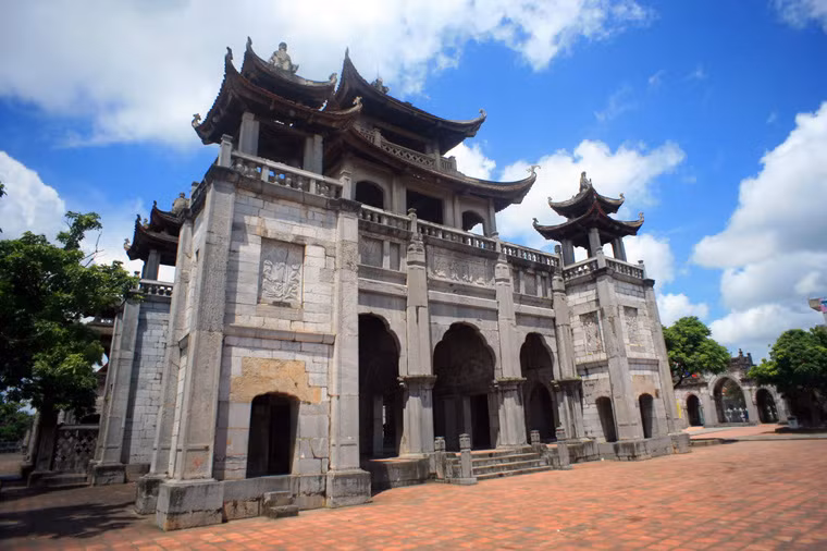 Việc xây dựng chủ yếu được thực hiện bằng nhân lực và vật lực địa phương. Nhà thờ được khởi công từ năm 1875, đến năm 1898 mới hoàn thành.