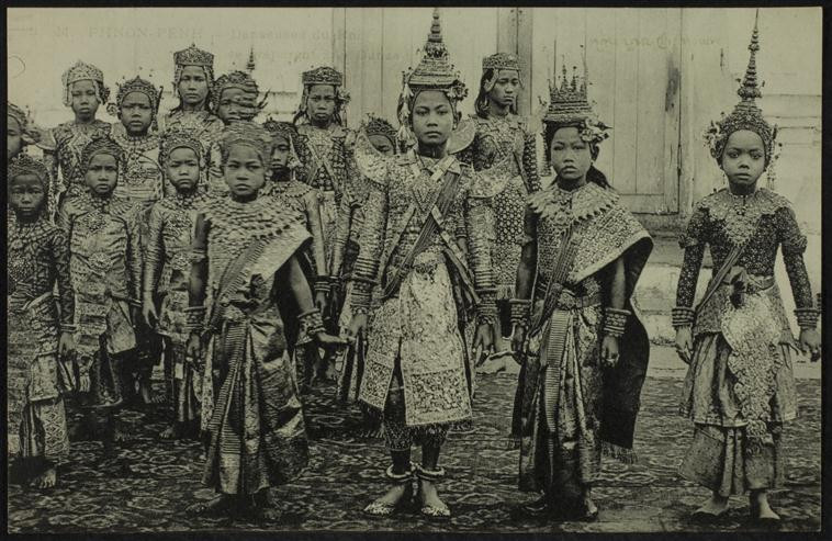 Các bé gái trong đội vũ công Hoàng gia Campuchia ở Phnom Penh. Ảnh: Photo.rmn.fr.