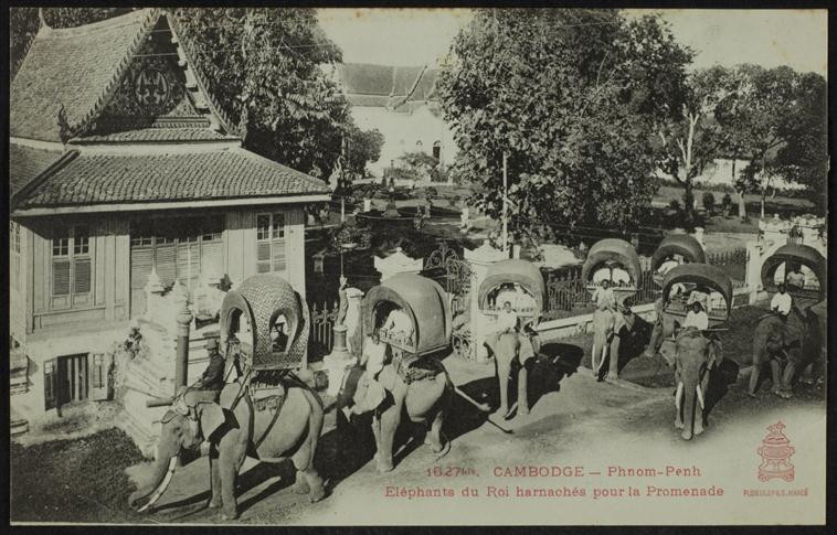 Đội voi Hoàng gia Campuchia diễu hành trong khu vực Hoàng cung ở Phnom Penh. Ảnh: Photo.rmn.fr.