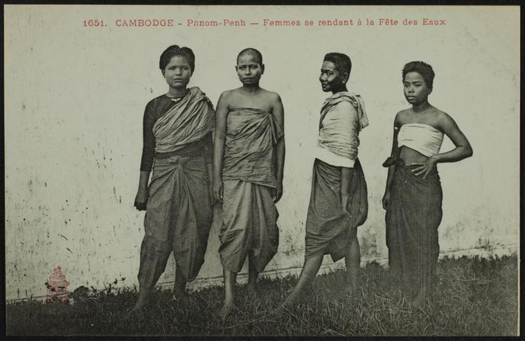 Các cô gái Campuchia trong trang phục dự tiệc. Ảnh: Photo.rmn.fr.