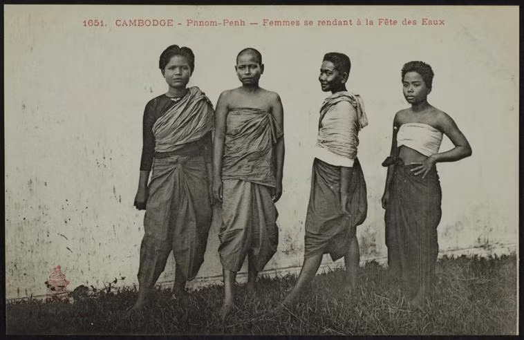 Các cô gái Campuchia trong trang phục dự tiệc. Ảnh: Photo.rmn.fr.