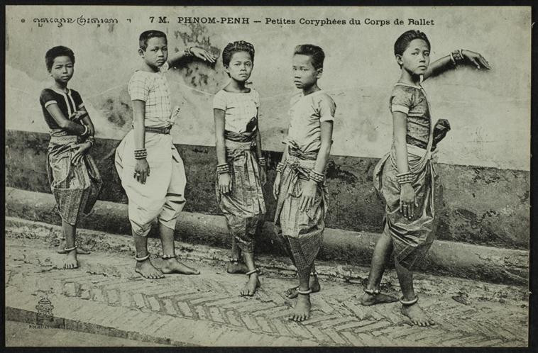 Các nữ vũ công nhỏ tuổi trong Hoàng cung. Ảnh: Photo.rmn.fr.