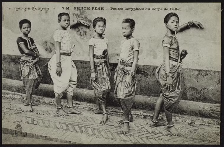 Các nữ vũ công nhỏ tuổi trong Hoàng cung. Ảnh: Photo.rmn.fr.