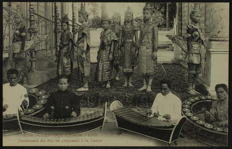 Các nhạc công Hoàng gia bên bộ nhạc cụ gõ truyền thống. Ảnh: Photo.rmn.fr.