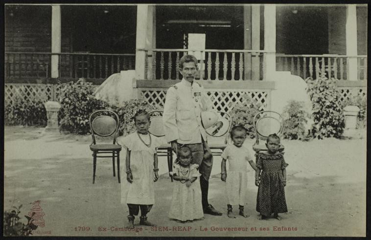 Một quan chức Campuchia cùng các con ở Siem Reap. Ảnh: Photo.rmn.fr.