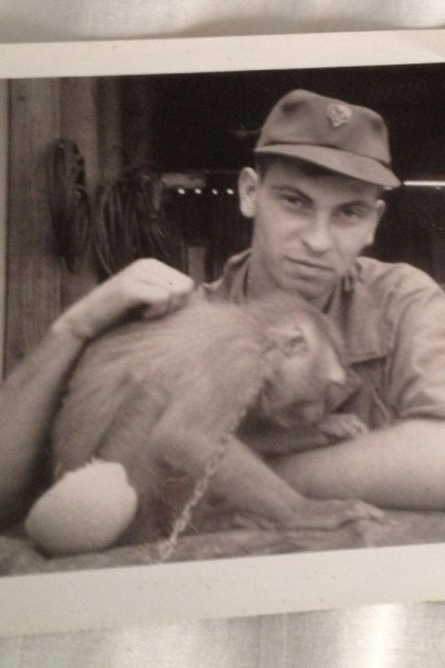  Nước Mỹ không có loài khỉ bản địa nào sinh sống, vì vậy mà lính Mỹ rất hứng thú với những chú khỉ bắt được ở Việt Nam. Người lính Mỹ vuốt ve chú khỉ ở Việt Nam, năm 1969. Thường bị bắt và nuôi từ nhỏ, những chú khỉ khá thân thiện với con người khi lớn lên. Ảnh: Pinterest. 