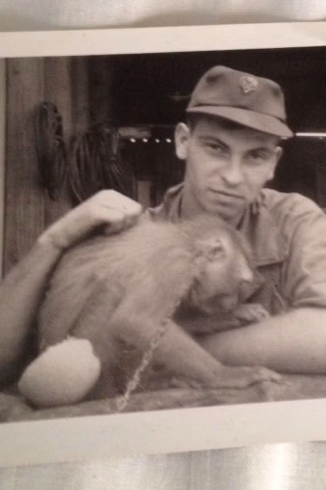  Nước Mỹ không có loài khỉ bản địa nào sinh sống, vì vậy mà lính Mỹ rất hứng thú với những chú khỉ bắt được ở Việt Nam. Người lính Mỹ vuốt ve chú khỉ ở Việt Nam, năm 1969. Thường bị bắt và nuôi từ nhỏ, những chú khỉ khá thân thiện với con người khi lớn lên. Ảnh: Pinterest. 