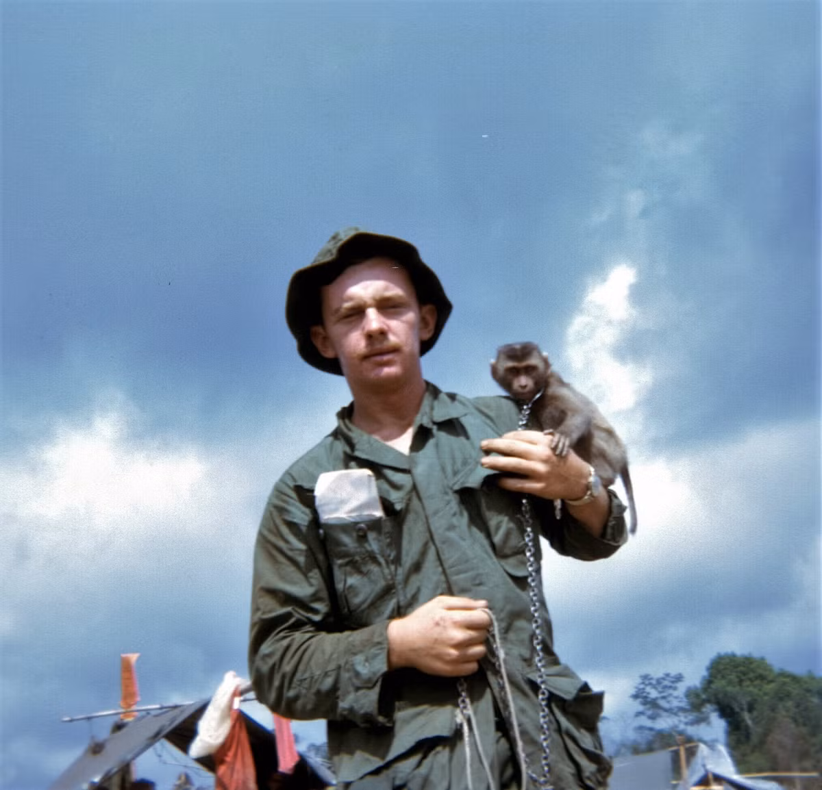  Cựu binh Mỹ Richard Udden chụp ảnh cùng chú khỉ cưng của đơn vị mình ở căn cứ hỏa lực Buttons (gần núi Bà Rá, tỉnh Phước Long, nay là tỉnh Bình Phước) thời chiến tranh Việt Nam. Ảnh: Richard Udden. 