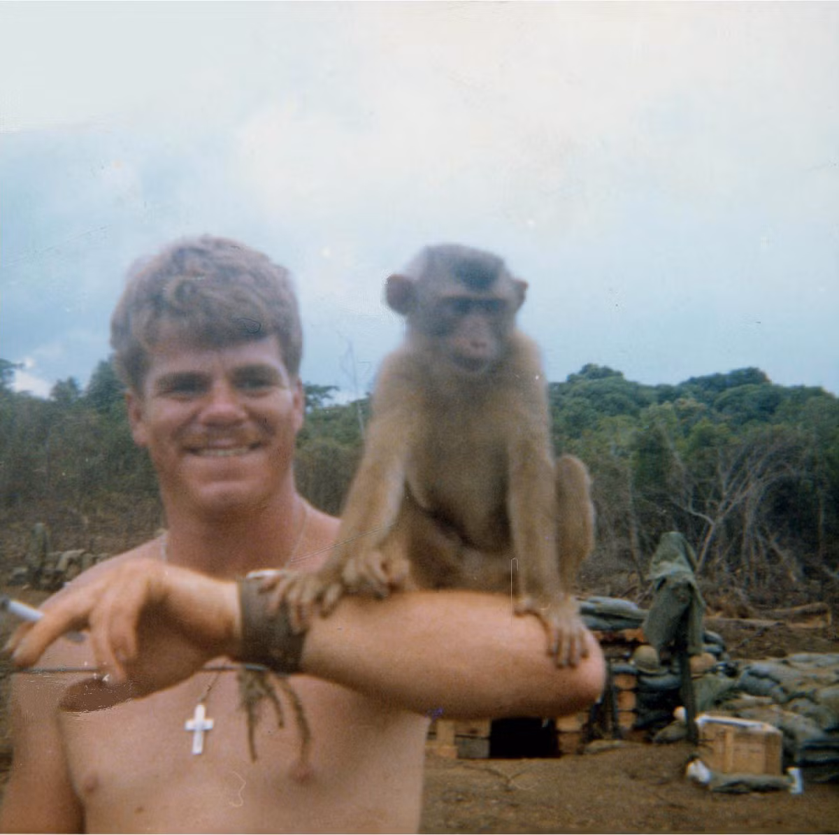  Chú khỉ chồm hỗm trên cánh tay người lính Mỹ tên Dwight Davis tại một đơn vị pháo binh Mỹ thời chiến tranh Việt Nam. Ảnh: Shakenbakesergeant.com. 