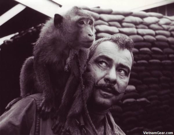  Thời chiến tranh Việt Nam, mỗi đơn vị quân đội ở Mỹ thường có nuôi một "linh vật". Linh vật này phần lớn là chó, nhưng đôi khi cũng là khỉ. Một binh sĩ thủy quân lục chiến Mỹ và chú khỉ của đơn vị mình tại căn cứ. Ảnh: Pinterest. 