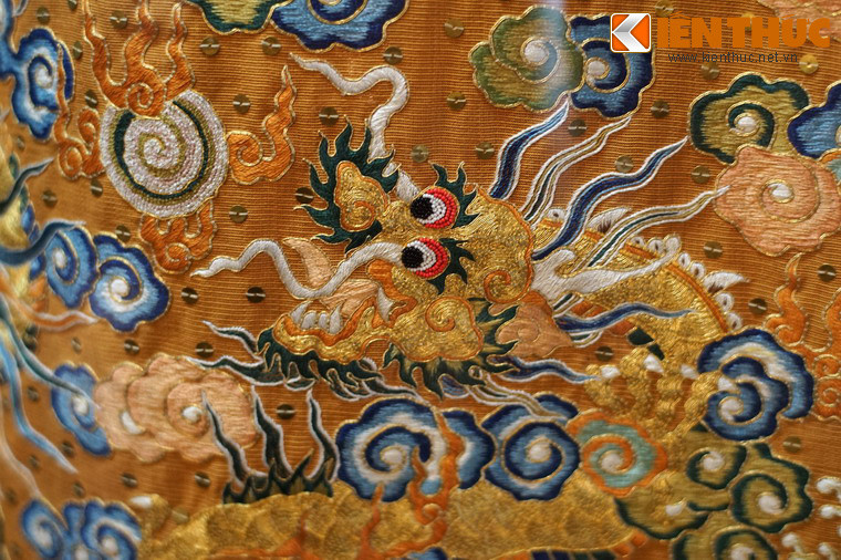 Những nét dệt, đường thêu rất sống động và công phu, thể hiện tài năng tuyệt đỉnh của những người thợ may cung đình.