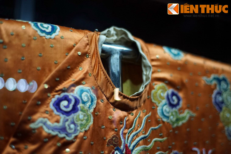 Nét khác biệt dễ nhận ra so với hoàng bào của vua trước hết là màu sắc: Hoàng bào của hoàng hậu có màu đỏ cam, sẫm hơn so với màu vàng của vua.