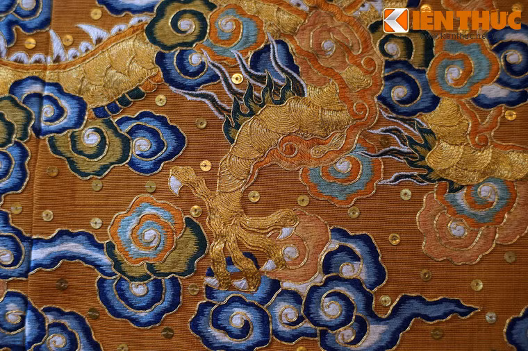 Rồng trên long bào của vua được tạo hình với 5 móng, thể hiện đây là một con rồng đã hoàn thiện, so với rồng 4 móng trên trang phục của hoàng thái tử - người được chỉ định sẽ kế vị ngôi vua sau này.