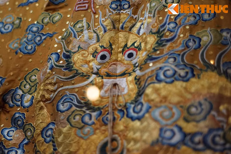 Trang phục trong hoàng cung nhà Nguyễn có nhiều loại với tên gọi riêng, màu sắc riêng như trang phục đại triều; trang phục thường triều; trang phục nghi lễ, thường phục; trang phục xuân hạ; trang phục thu đông… Trong đó, trang phục đại triều được chế tác kỳ công nhất.