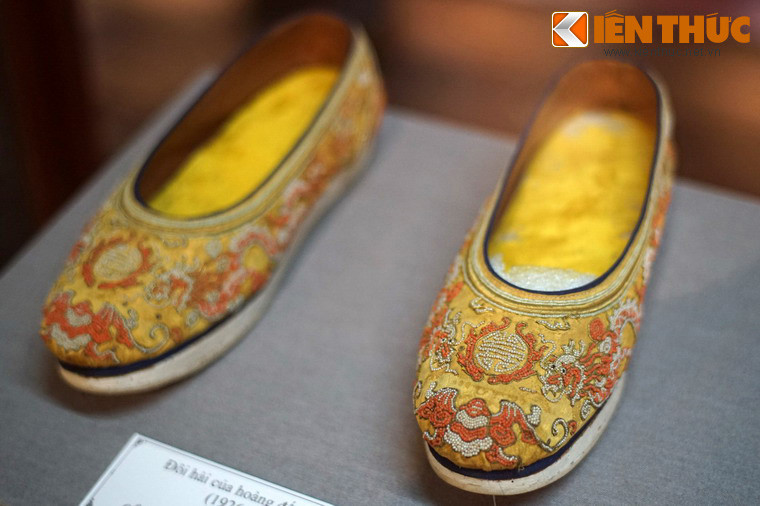 Đi kèm với trang phục đại triều là đôi hài thêu rất cầu kỳ. Trong ảnh là đôi hài từng được vua Bảo Đại sử dụng.
