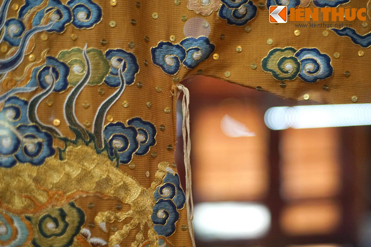 Để tăng thêm giá trị và uy nghi, tấm long bào được đính nhiều vàng bạc, trân châu..., nhiều họa tiết thêu bằng sợi kim tuyến.