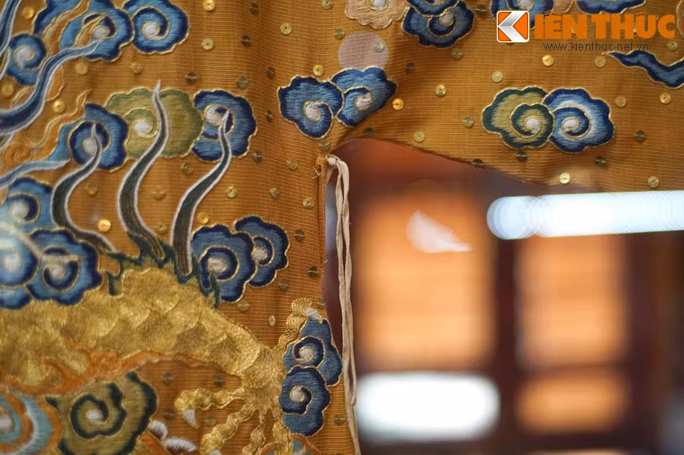 Để tăng thêm giá trị và uy nghi, tấm long bào được đính nhiều vàng bạc, trân châu..., nhiều họa tiết thêu bằng sợi kim tuyến.