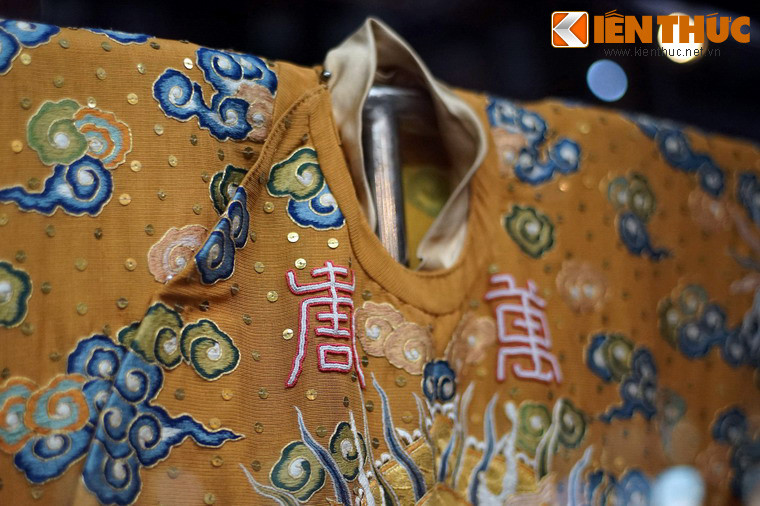 Các chữ Phúc, Lộc, Thọ đại tự được thêu nổi trên áo vua theo lối chữ triện, như lời chúc phúc dành cho người quyền lực nhất vương triều.