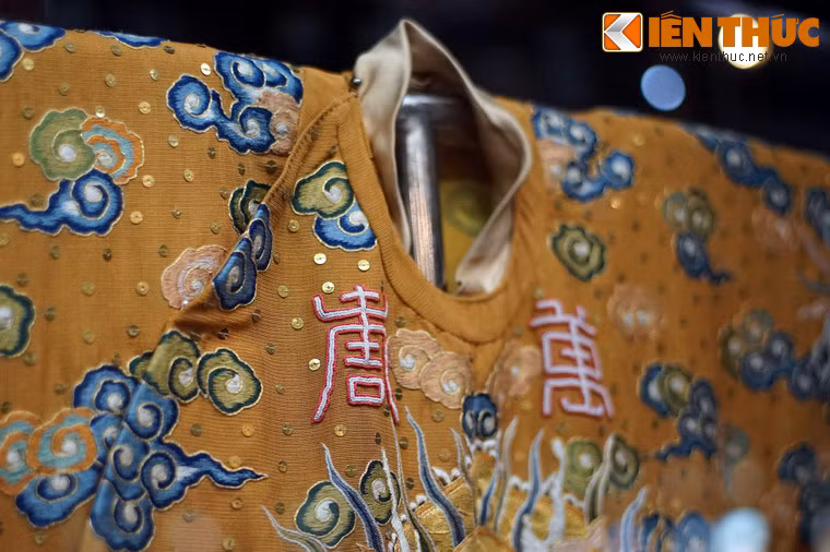 Các chữ Phúc, Lộc, Thọ đại tự được thêu nổi trên áo vua theo lối chữ triện, như lời chúc phúc dành cho người quyền lực nhất vương triều.