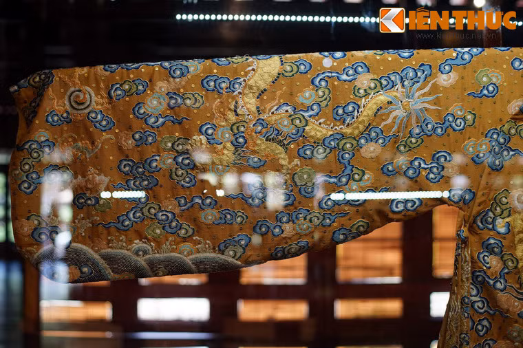 Các loại vải lụa dùng để may trang phục của vua và hoàng hậu đều là hàng cao cấp, do triều đình đặt mua ở Trung Hoa. Riêng gấm lụa vàng, thành phần quan trọng nhất thì được đặt làm ở làng lụa Hà Đông.