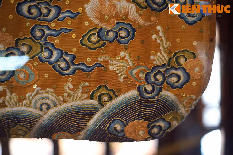 Phương pháp chế tác các trang phục này là thêu từng mảnh rồi lắp ghép vào vải lót trong.