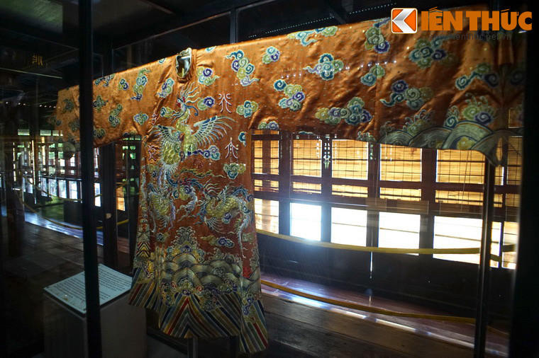 So với hoàng bào của vua, hoàng bào của hoàng hậu nhà Nguyễn cũng không kém phần lộng lẫy.