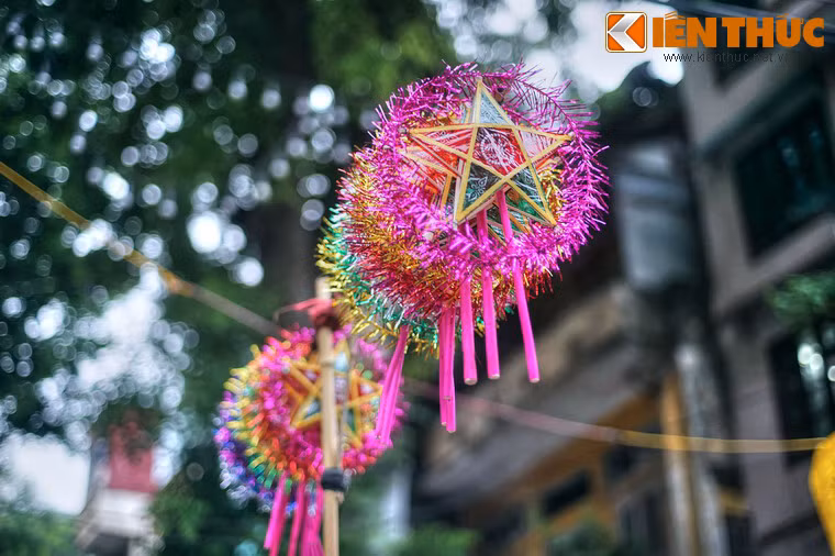 Mang hình ảnh của một ngôi sao năm cánh, đèn ông sao là món đồ chơi dân gian phổ biến nhất của trẻ em Việt Nam trong dịp Tết trung thu. Về ý nghĩa của chiếc đèn này, cho đến nay có nhiều cách lý giải khác nhau.