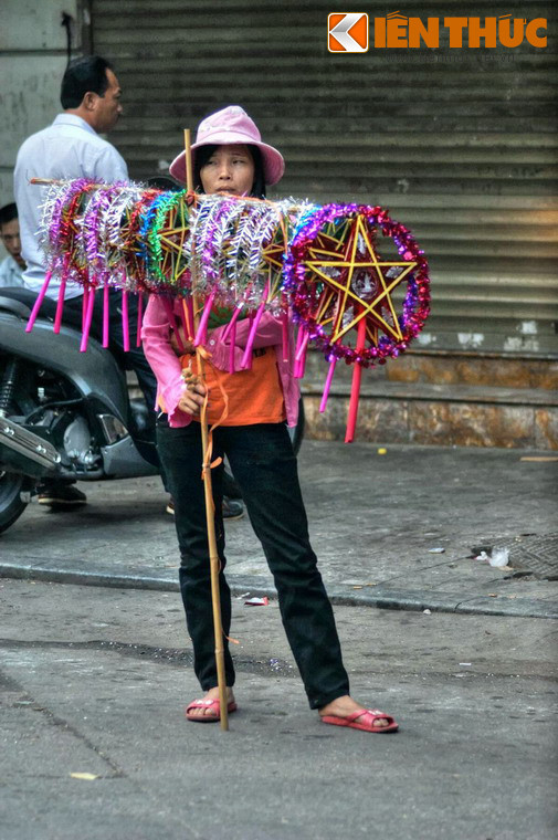 Vào ngày ước hẹn - đêm Trung thu, chàng trai đeo vật mà ông Bụt tặng cho, để đến gặp người yêu. Khi gặp cô gái, chàng sững sờ trước vẻ đẹp của nàng. Nhưng chàng không thể đến bên nàng khi xung quanh nàng có rất nhiều các chàng trai khác. Hôm nay, nàng đã hẹn gặp với nhiều người.