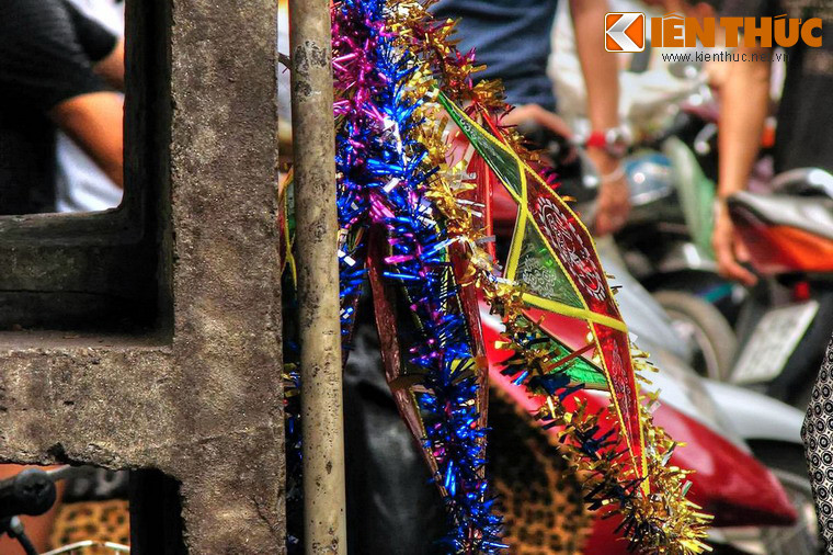 Chàng đứng từ xa, giơ vật mà ông Bụt cho lên. Các vì sao trên trời bỗng sà xuống, gắn chặt vào vật đó thành một cái đèn như ngôi sao để chàng quan sát. Chàng thấy nàng ngồi riêng với một người tuấn tú. Nhủ thầm nàng đã đùa cợt với tình cảm của mình, chàng lặng lẽ bỏ đi.