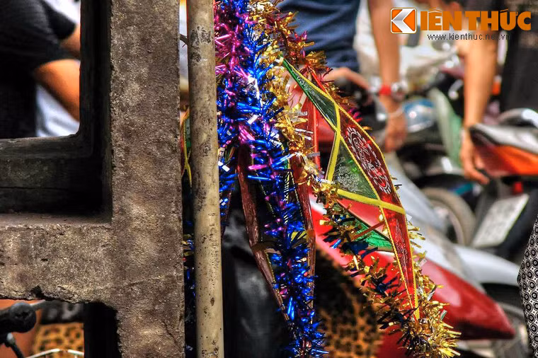 Chàng đứng từ xa, giơ vật mà ông Bụt cho lên. Các vì sao trên trời bỗng sà xuống, gắn chặt vào vật đó thành một cái đèn như ngôi sao để chàng quan sát. Chàng thấy nàng ngồi riêng với một người tuấn tú. Nhủ thầm nàng đã đùa cợt với tình cảm của mình, chàng lặng lẽ bỏ đi.