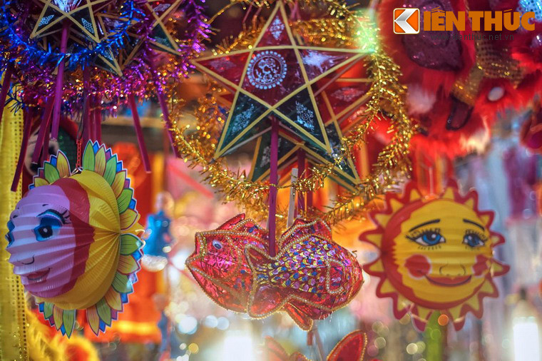 Theo một cách lý giải khác, mặt trăng là tâm điểm của ngày Rằm Trung thu, và bao quanh thiên thể này là vô vàn tinh tú. Mỗi một chiếc đèn ông sao được thắp lên vào ngày Rằm tượng trưng cho một tinh tú trong ngày hội rực rỡ của bầu trời...