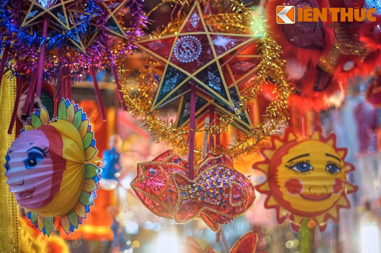 Theo một cách lý giải khác, mặt trăng là tâm điểm của ngày Rằm Trung thu, và bao quanh thiên thể này là vô vàn tinh tú. Mỗi một chiếc đèn ông sao được thắp lên vào ngày Rằm tượng trưng cho một tinh tú trong ngày hội rực rỡ của bầu trời...