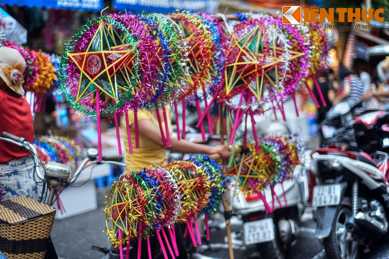 Theo đó, chiếc đèn ông sao đêm Trung thu có liên quan đến chuyện tình của một đôi trai gái. Ngày xưa, họ quen nhau và yêu nhau qua những bức thư do chú hạc trắng chuyển tới. Họ chưa một lần gặp nhau.