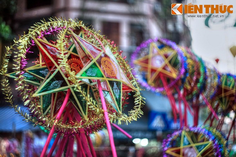 Ngoài những ý nghĩa trên, còn có một câu chuyện cảm động được lưu truyền để lý giải về nguồn gốc của đèn ông sao.