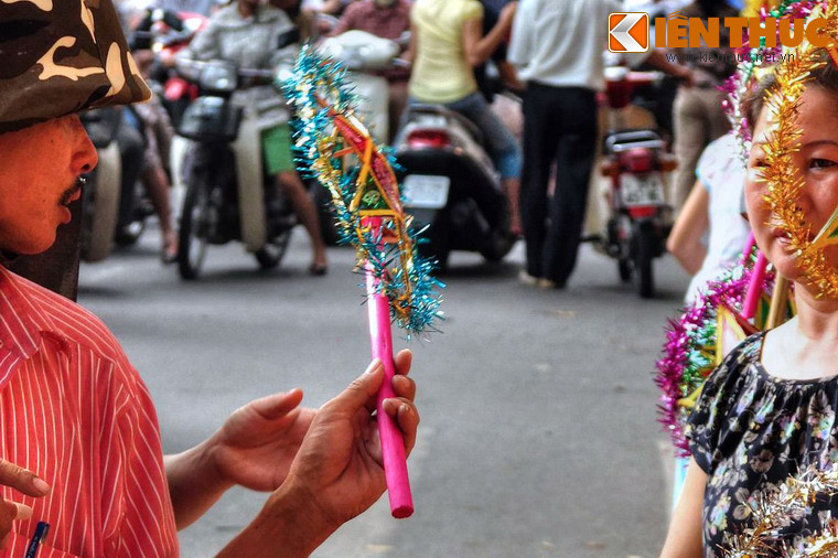 Thấu hiểu nỗi lòng của chàng, ông Bụt hiện lên và tặng chàng một vật thật mềm giống như da người. Ông dặn chàng đeo nó lên mặt khi gặp người yêu, để nàng không nhận ra mình. Bụt còn đưa thêm một vật nữa để dùng khi trời tối.