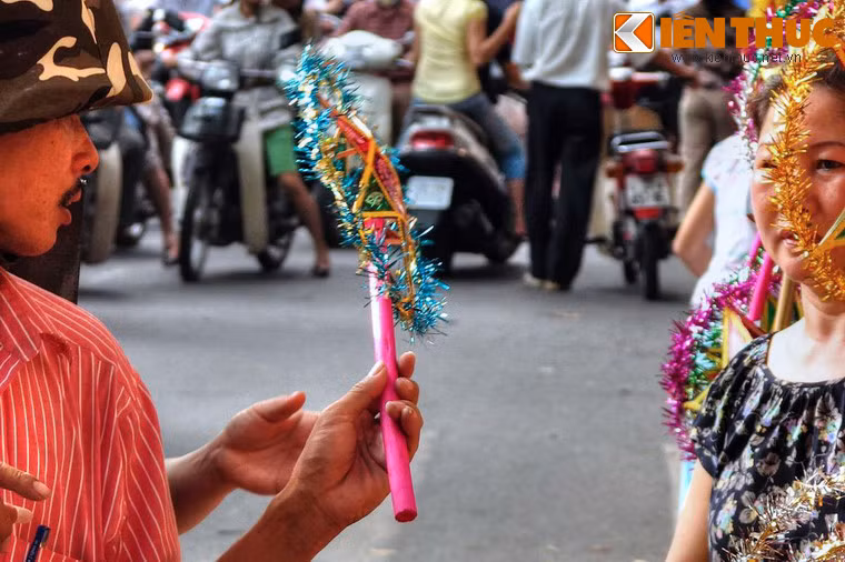 Thấu hiểu nỗi lòng của chàng, ông Bụt hiện lên và tặng chàng một vật thật mềm giống như da người. Ông dặn chàng đeo nó lên mặt khi gặp người yêu, để nàng không nhận ra mình. Bụt còn đưa thêm một vật nữa để dùng khi trời tối.