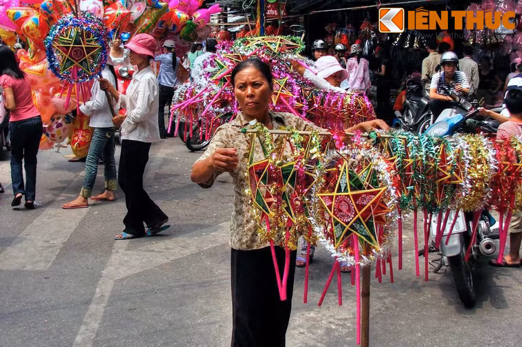 Thất vọng về mối tình đầu, chàng trai dồn hết tâm trí vào sự nghiệp, rèn luyện và học hành. Cuối cùng, chàng cũng thành công và lên ngôi vua của vương quốc.