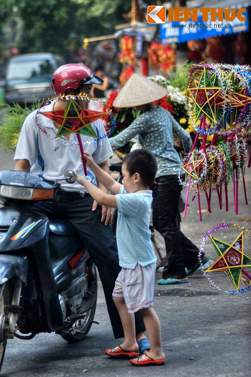 Câu chuyện cảm động trên chính là một cách lý giải cho việc đeo mặt nạ và rước đèn ông sao của trẻ em Việt Nam trong mỗi dịp Tết Trung thu.