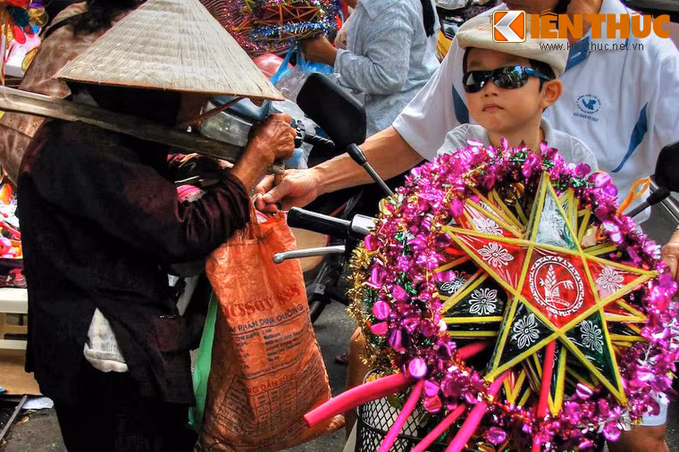 Cứ như thế, ngày tháng trôi đi, họ tâm sự với nhau đủ thứ chuyện. Rồi đến một ngày kia, cả hai quyết định gặp nhau. Chàng trai vô cùng hạnh phúc. Nhưng chàng cũng cảm thấy lo lắng vô cùng vì có một linh cảm rằng, người nàng thực sự yêu không phải là chàng.